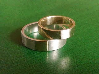 Ezüstben arany és aranyban ezüst karikagyűrű